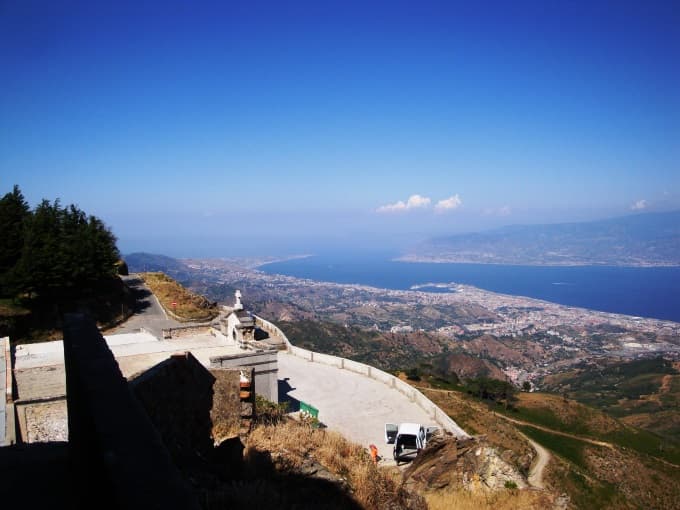 Il bosco dei Peloritani nel borgo Musolino con vista sullo Stretto di Messina